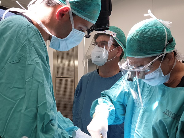 מה גורם לפגיעה בעצב לאחר עקירת שן בינה?